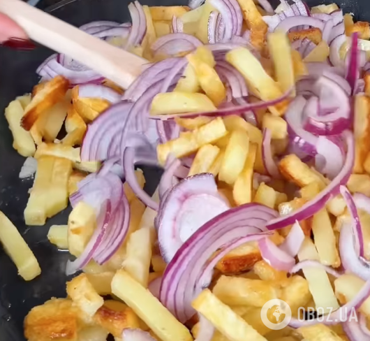 Що додати на дно сковорідки, щоб картопля не горіла і не прилипала: ділимося секретами приготування