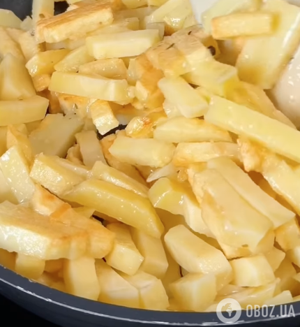 Що додати на дно сковорідки, щоб картопля не горіла і не прилипала: ділимося секретами приготування