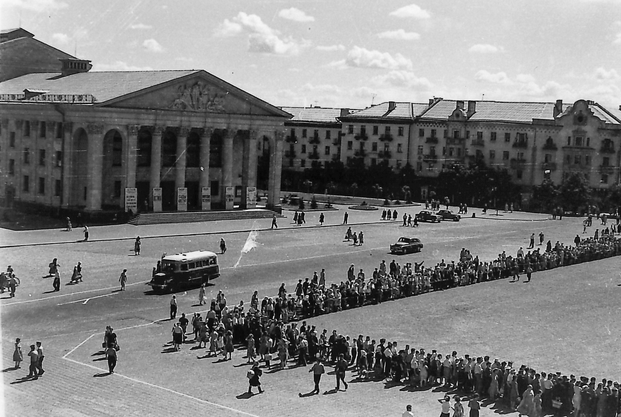 Чернігів у 60-х: у мережі показали День авіації у місті