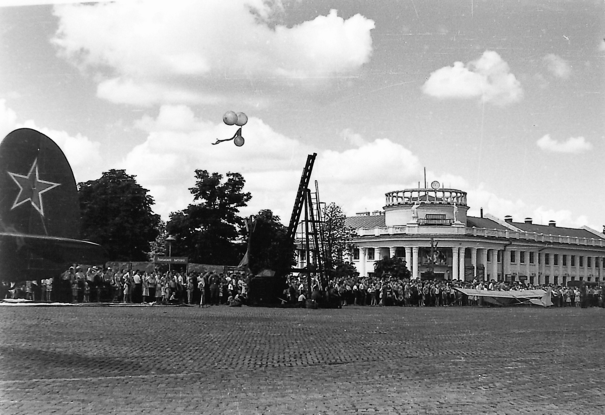 Чернігів у 60-х: у мережі показали День авіації у місті