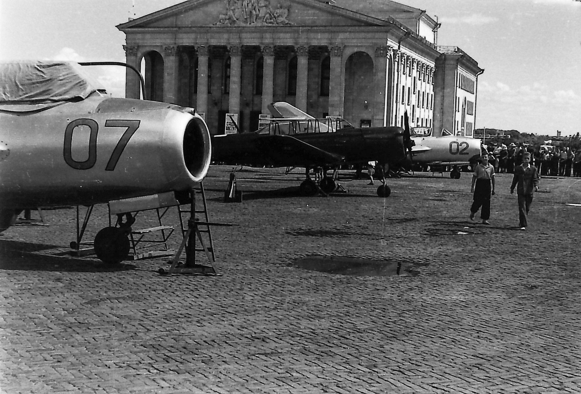 Чернігів у 60-х: у мережі показали День авіації у місті