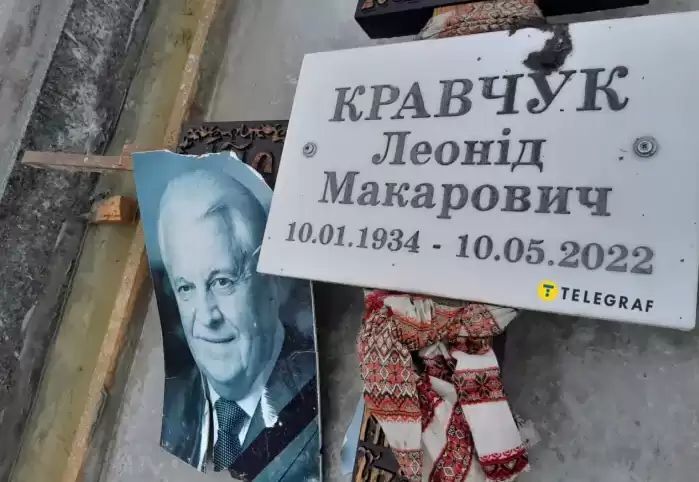 Велетенські букети та стоптаний сніг: який вигляд нині має "одна з найдорожчих могил" на Байковому кладовищі, де спочиває Кравчук