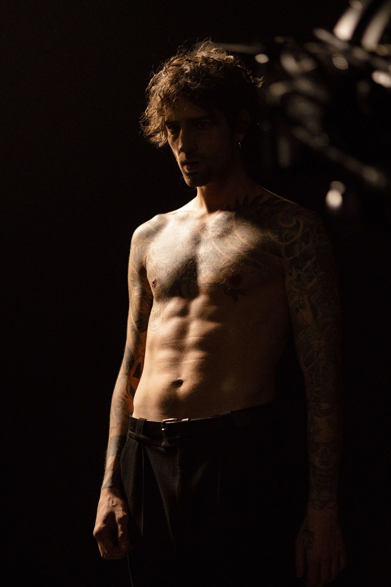 "В обіймах": Володимир Дантес презентував саундтрек до еротичного трилеру "Всі відтінки спокуси"