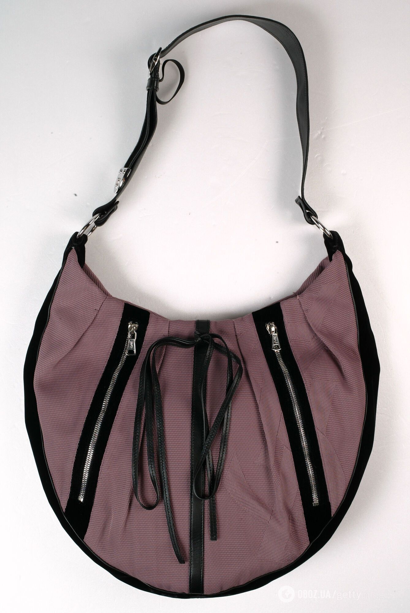 Культовая сумка из 2000-х, в которую вмещается все, стремительно возвращается в моду