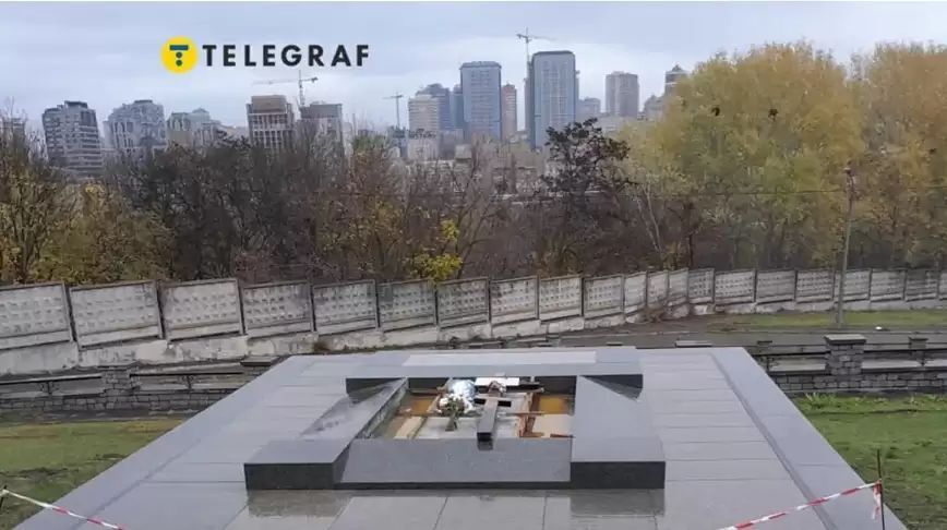 Велетенські букети та стоптаний сніг: який вигляд нині має "одна з найдорожчих могил" на Байковому кладовищі, де спочиває Кравчук