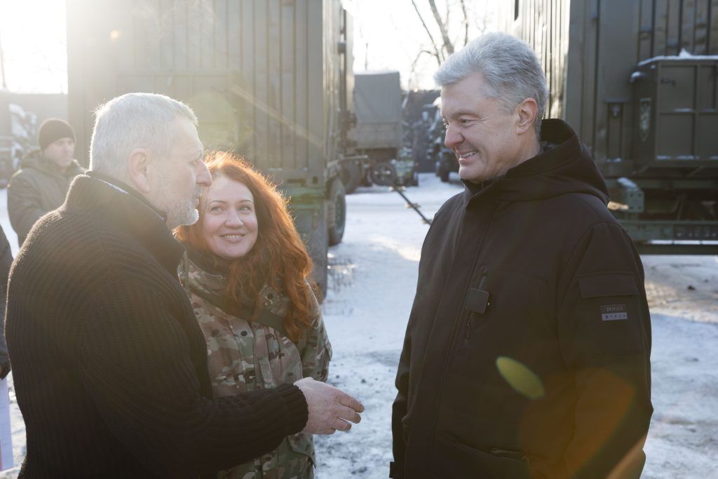 Порошенко передав військовим ще 10 прально-душових комплексів