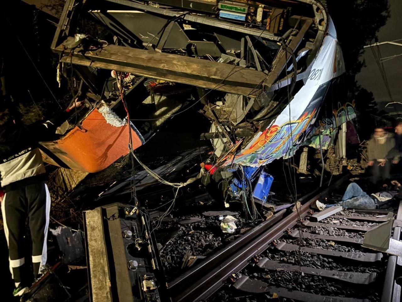 У Барселоні зійшов з рейок пасажирський потяг: відомо про 15 постраждалих. Фото