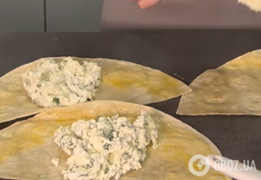 Конвертики з лаваша з сирною начинкою і в хрусткому клярі: рецепт бюджетної та смачної страви