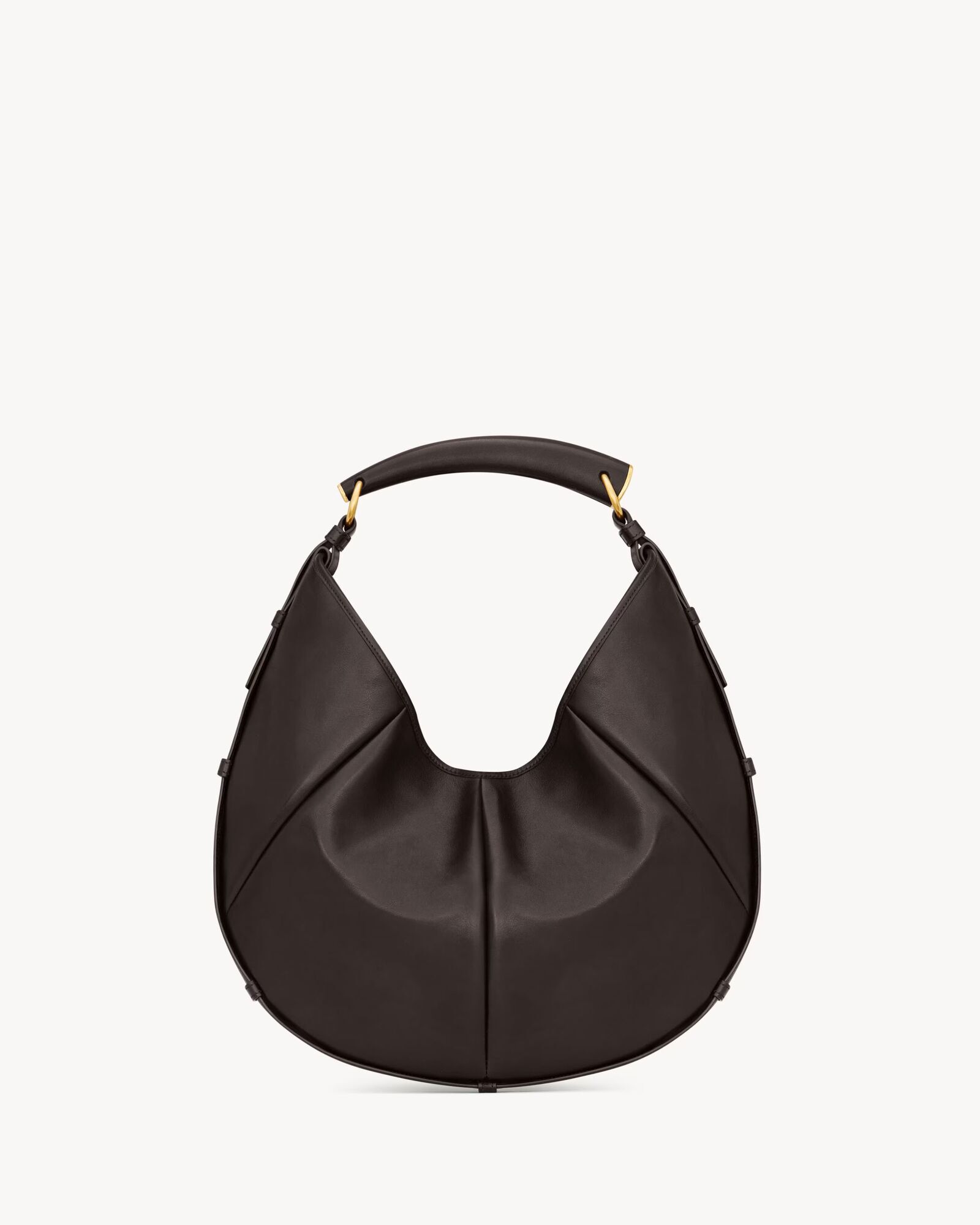 Культовая сумка из 2000-х, в которую вмещается все, стремительно возвращается в моду