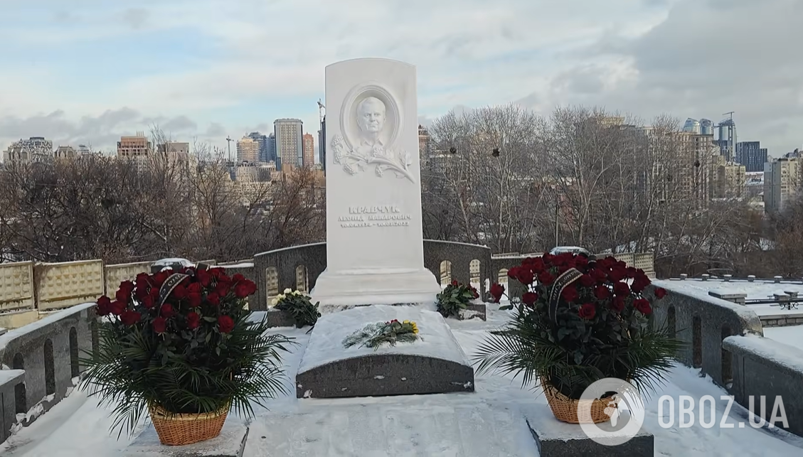 Велетенські букети та стоптаний сніг: який вигляд нині має "одна з найдорожчих могил" на Байковому кладовищі, де спочиває Кравчук
