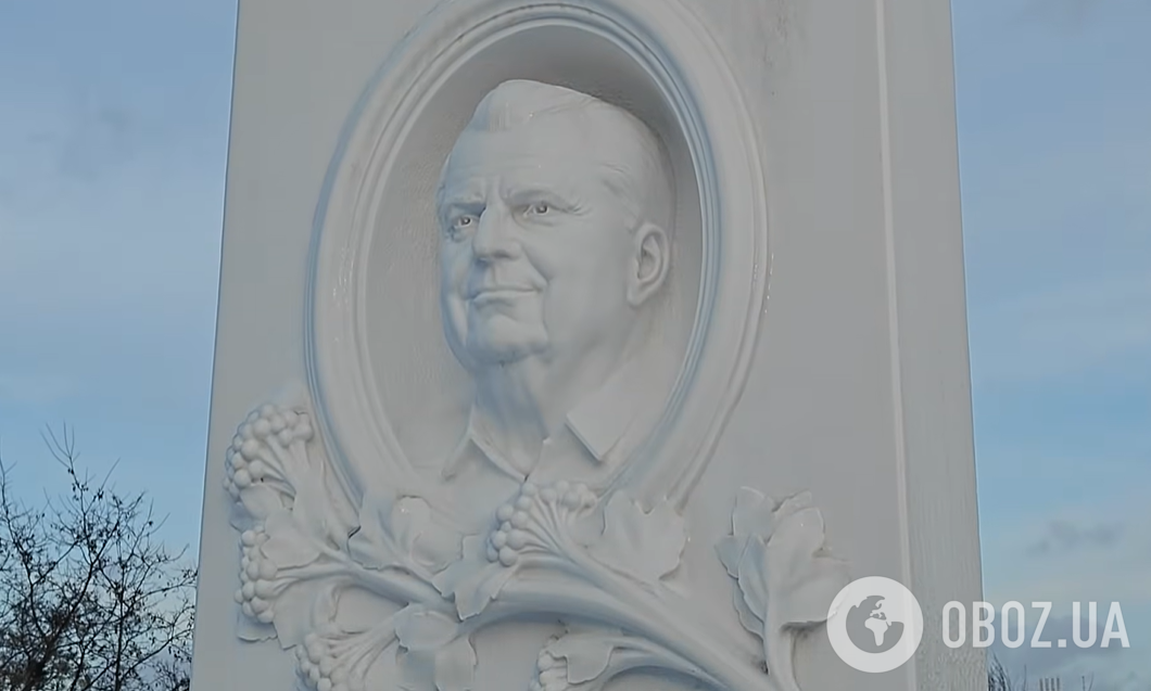 Велетенські букети та стоптаний сніг: який вигляд нині має "одна з найдорожчих могил" на Байковому кладовищі, де спочиває Кравчук