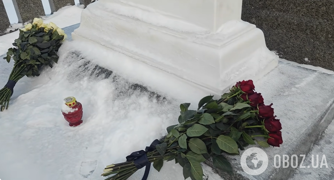 Велетенські букети та стоптаний сніг: який вигляд нині має "одна з найдорожчих могил" на Байковому кладовищі, де спочиває Кравчук