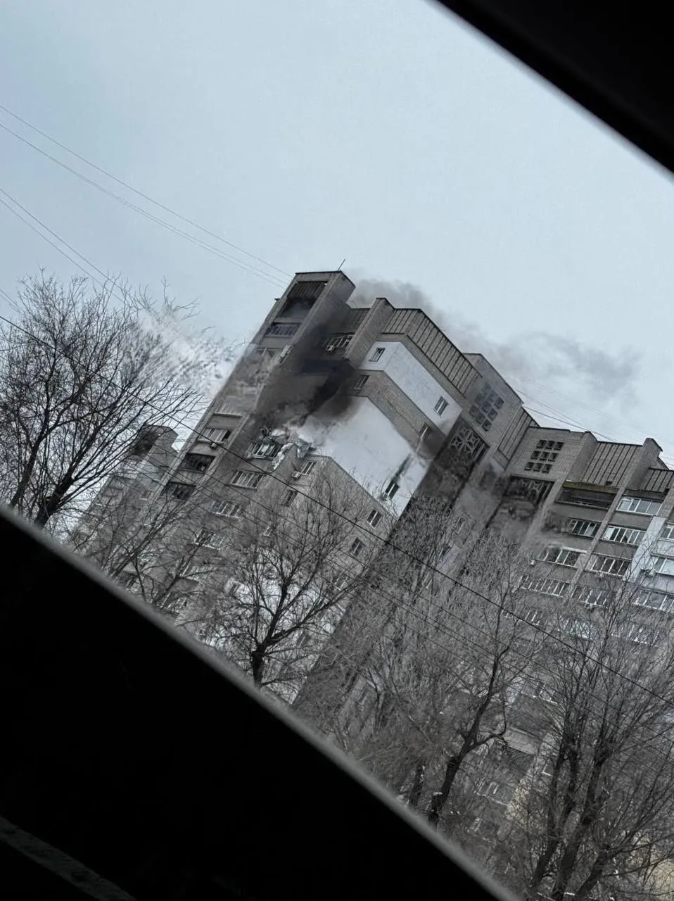 У Дніпрі російський дрон влучив у багатоповерхівку: в мережі повідомляють про пожежу. Фото і відео