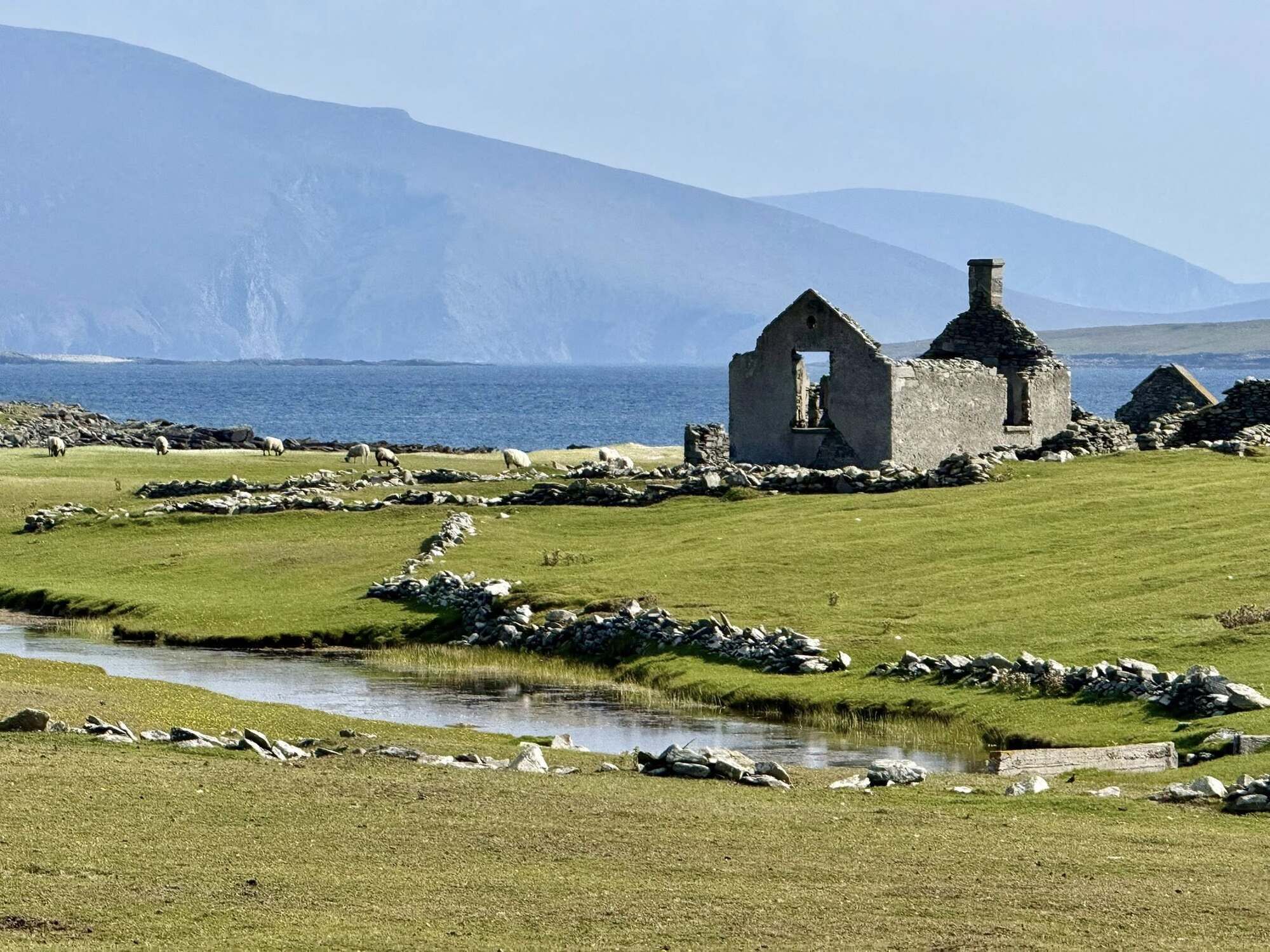 У берегов Ирландии есть заброшенные острова: почему там никто не живет уже более 80 лет