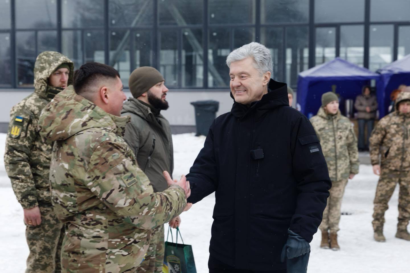 Тримають позиції по всій лінії фронту: Порошенко з депутатами "ЄС" передали дрони та техніку у 14 бригад