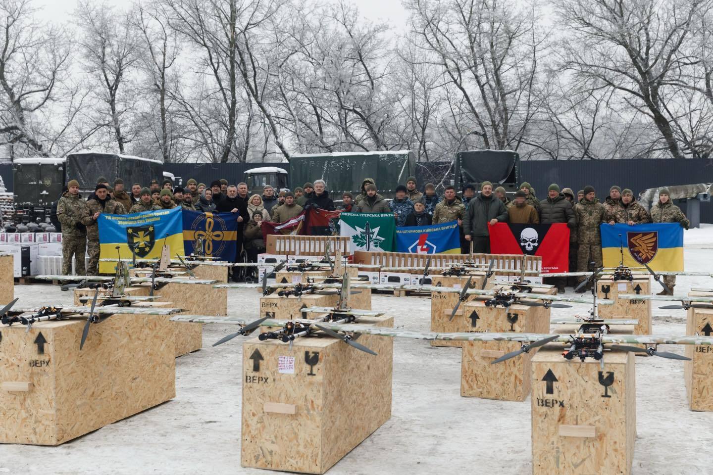 Тримають позиції по всій лінії фронту: Порошенко з депутатами "ЄС" передали дрони та техніку у 14 бригад