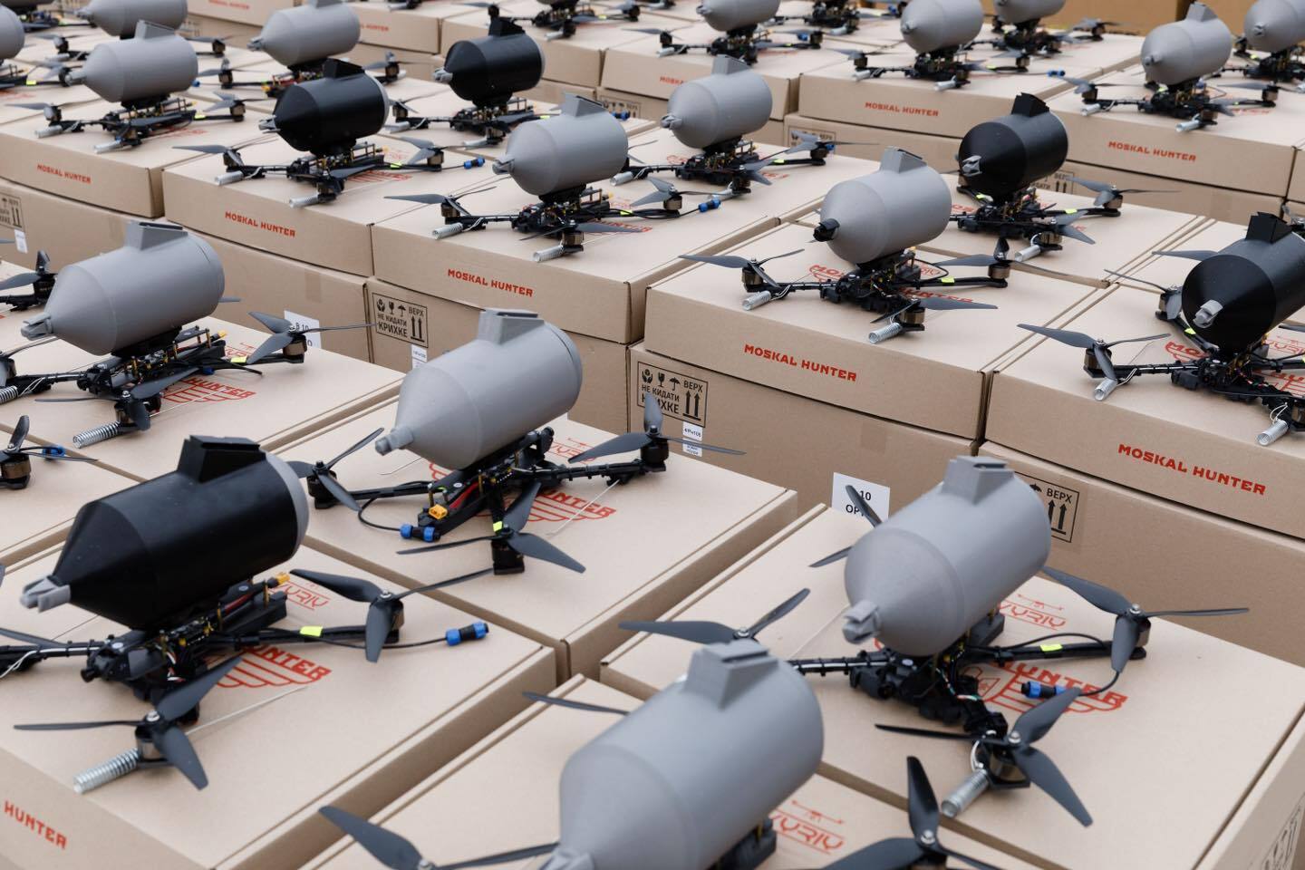 Тримають позиції по всій лінії фронту: Порошенко з депутатами "ЄС" передали дрони та техніку у 14 бригад