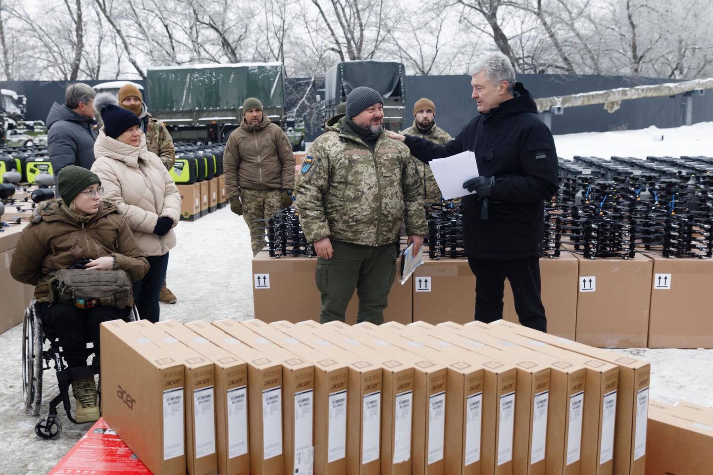 Тримають позиції по всій лінії фронту: Порошенко з депутатами "ЄС" передали дрони та техніку у 14 бригад