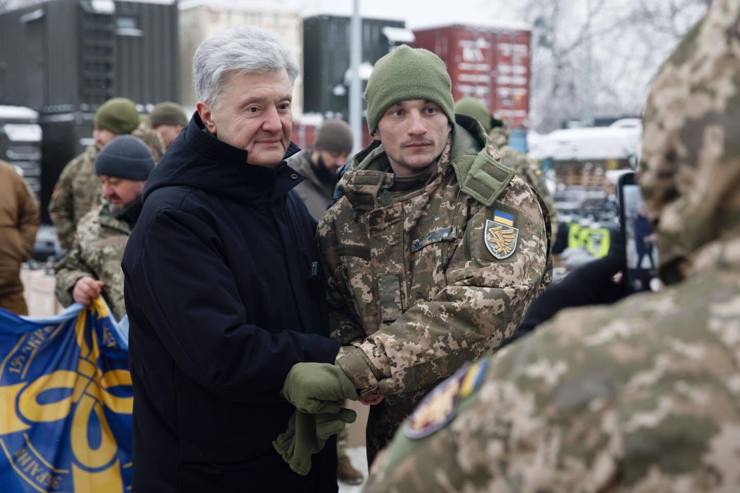 Тримають позиції по всій лінії фронту: Порошенко з депутатами "ЄС" передали дрони та техніку у 14 бригад