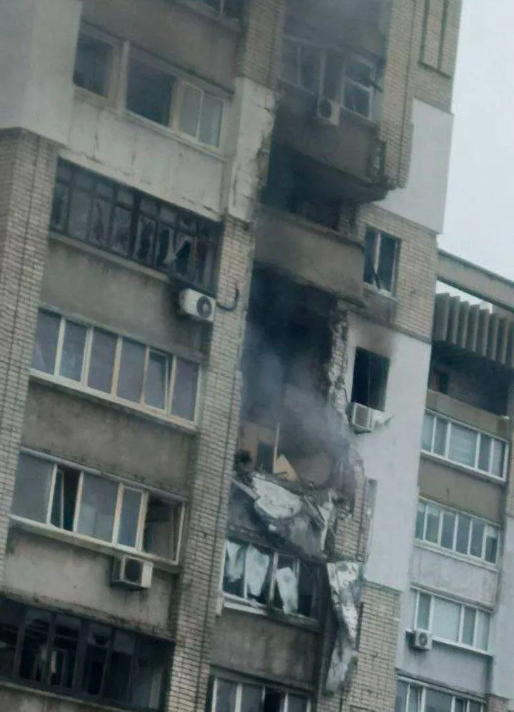 У Дніпрі російський дрон влучив у багатоповерхівку: в мережі повідомляють про пожежу. Фото і відео