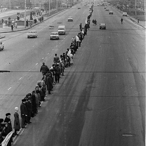 "Живая цепь" за возрождение независимой Украины: как в Киеве в 1990-м году отмечали День Соборности. Фото