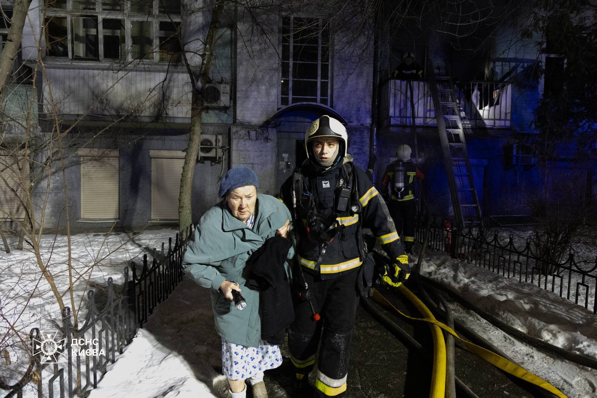 В Киеве пожар распространился на несколько этажей дома: среди спасенных – ребенок. Фото и видео