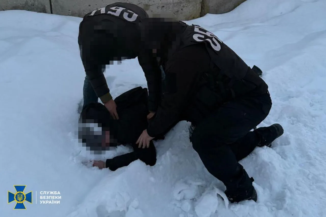 СБУ затримала агентів російського ГРУ, які мали розвідати наслідки від удару "Орєшніком" по Львівщині. Фото