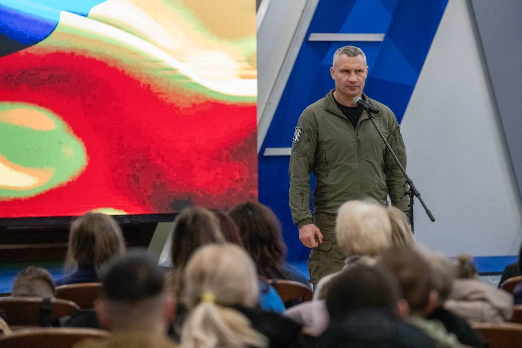 "Їхні імена назавжди в історії": Кличко у День Соборності зустрівся із родинами загиблих захисників України. Фото