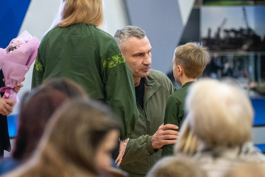 "Їхні імена назавжди в історії": Кличко у День Соборності зустрівся із родинами загиблих захисників України. Фото