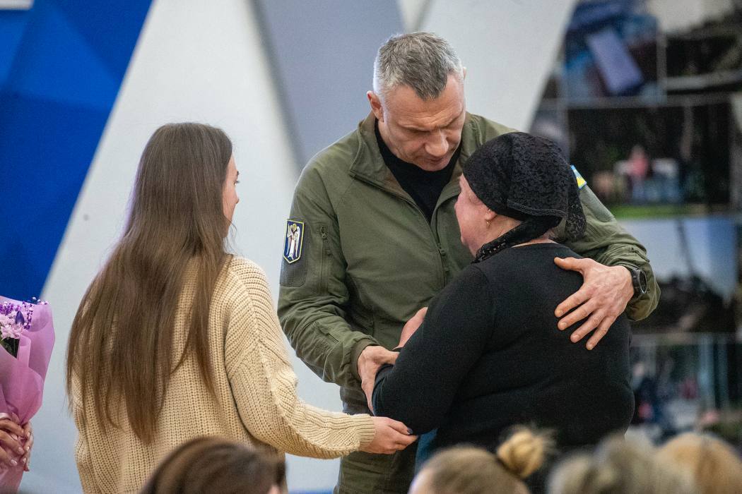 "Їхні імена назавжди в історії": Кличко у День Соборності зустрівся із родинами загиблих захисників України. Фото