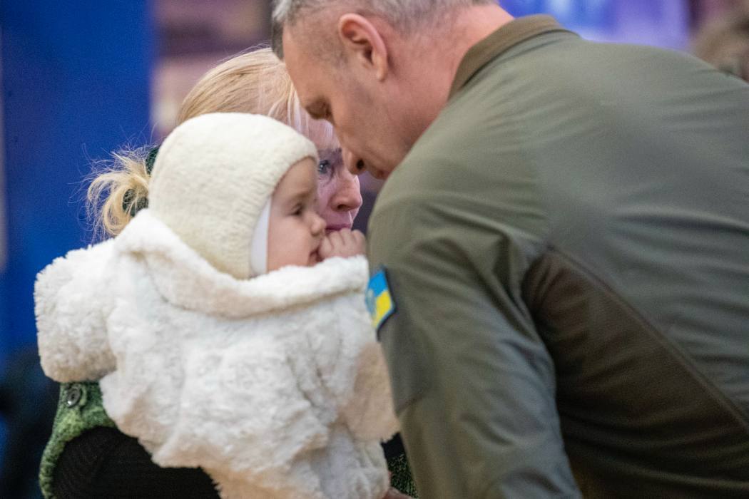 "Їхні імена назавжди в історії": Кличко у День Соборності зустрівся із родинами загиблих захисників України. Фото