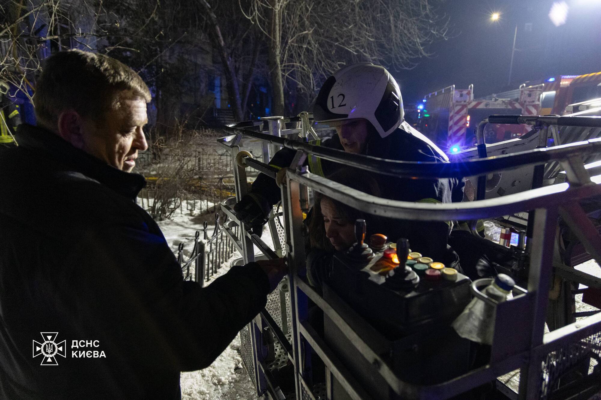 В Киеве пожар распространился на несколько этажей дома: среди спасенных – ребенок. Фото и видео