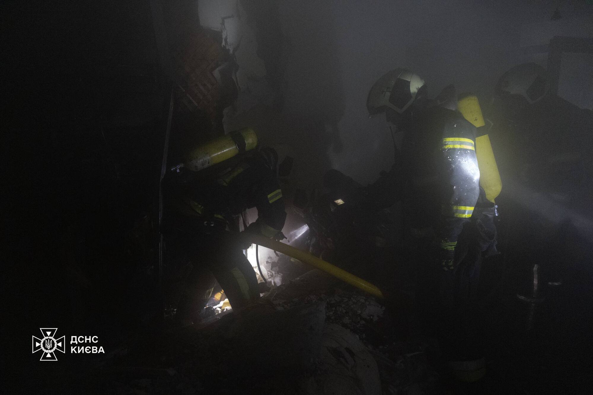 В Киеве пожар распространился на несколько этажей дома: среди спасенных – ребенок. Фото и видео