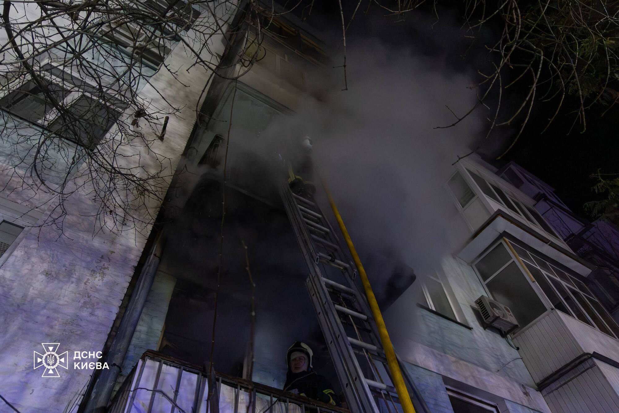 В Киеве пожар распространился на несколько этажей дома: среди спасенных – ребенок. Фото и видео