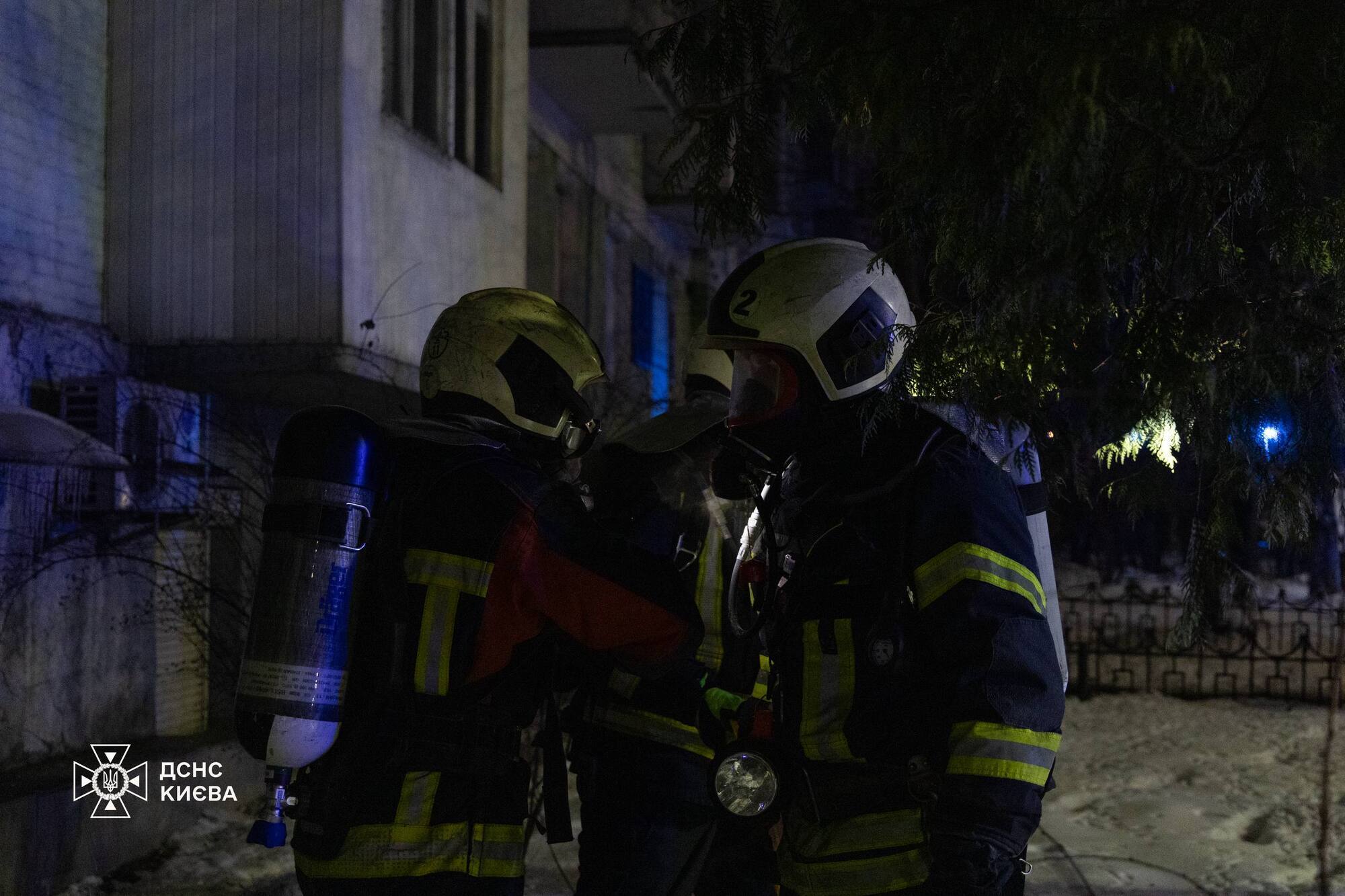 В Киеве пожар распространился на несколько этажей дома: среди спасенных – ребенок. Фото и видео