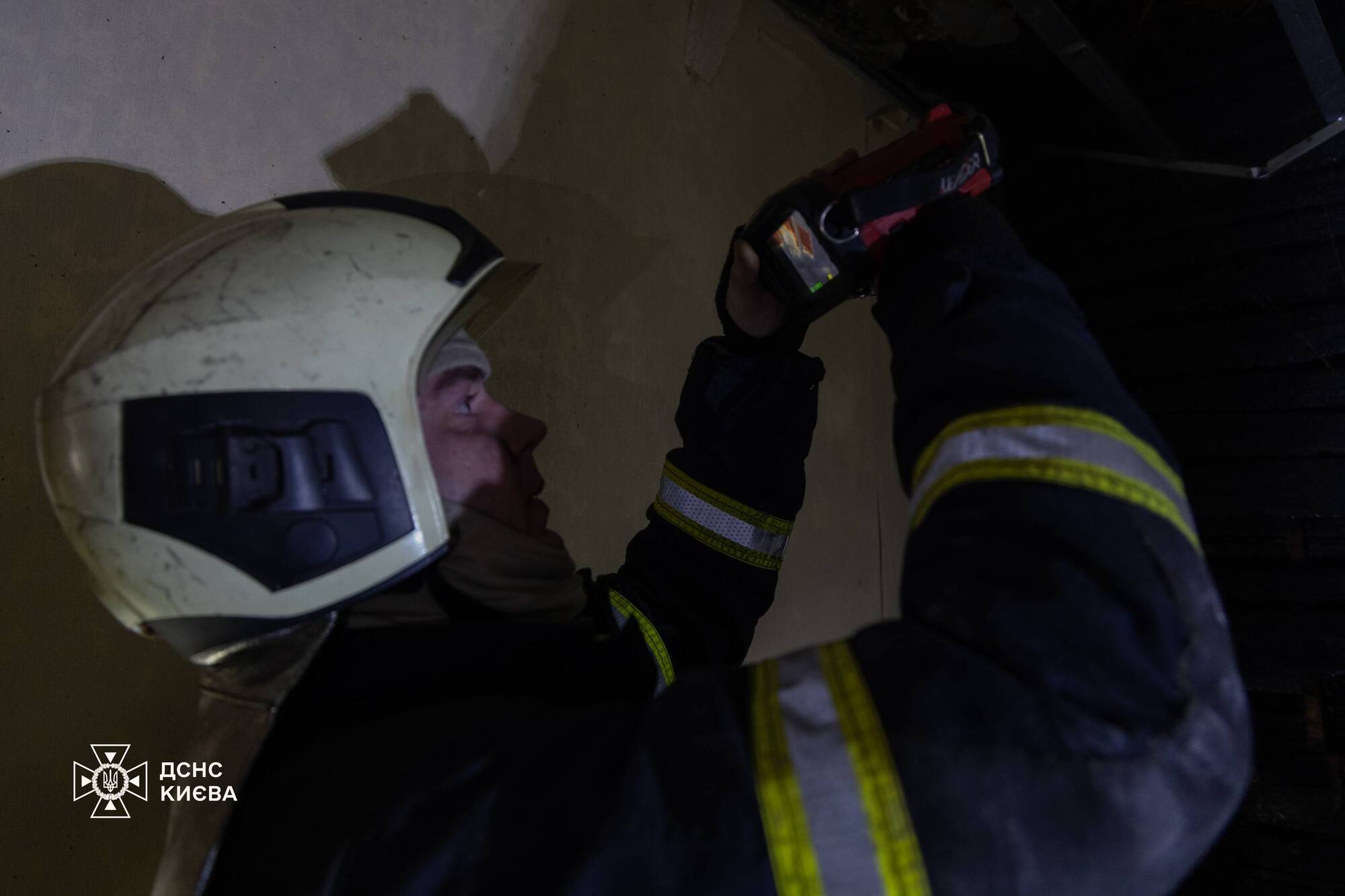 В Киеве пожар распространился на несколько этажей дома: среди спасенных – ребенок. Фото и видео