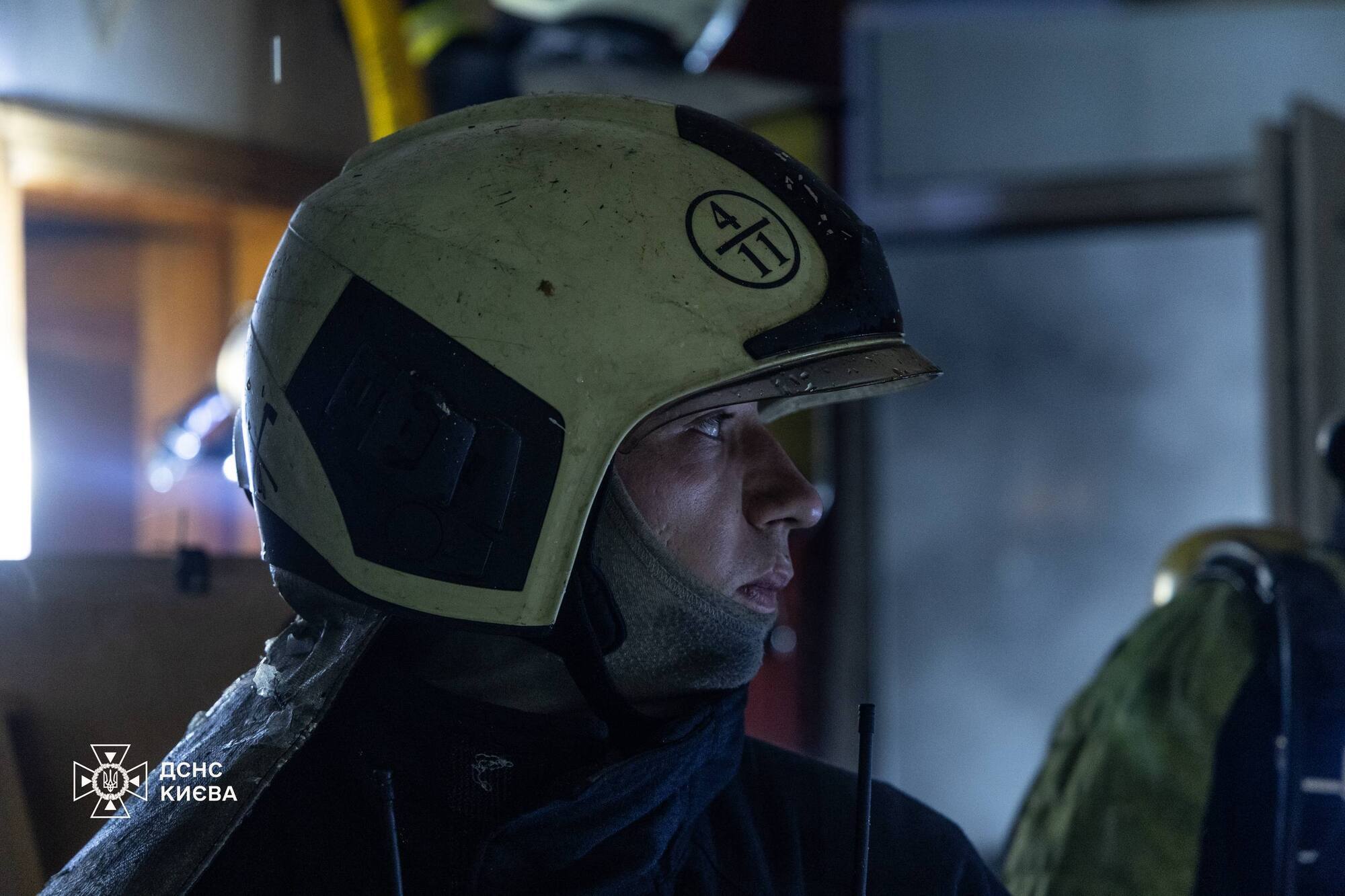 В Киеве пожар распространился на несколько этажей дома: среди спасенных – ребенок. Фото и видео