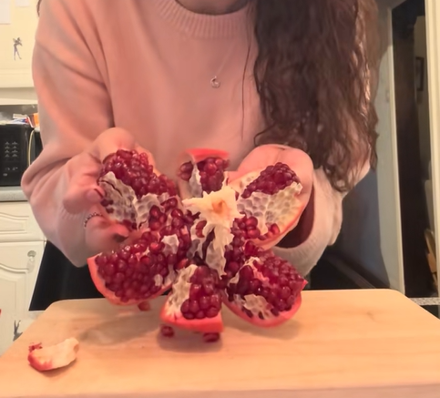 Як порізати гранат без зайвого безладу на кухні: легкий спосіб