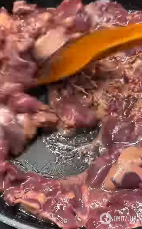 Найсмачніший рецепт тушкованої печінки: що зробити, щоб м'ясо не гірчило