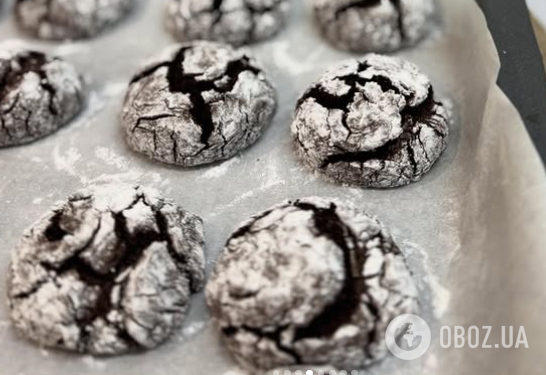 Трендове шоколадне печиво з тріщинками: як приготувати смачний десерт до чаю