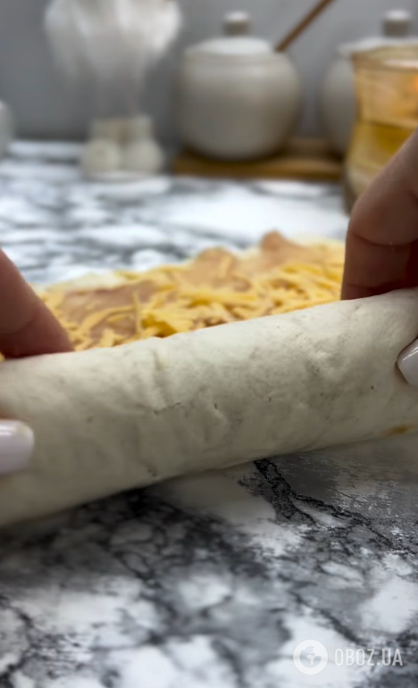 Ленивый перекус из лаваша за 15 минут: добавьте фарш и много сыра