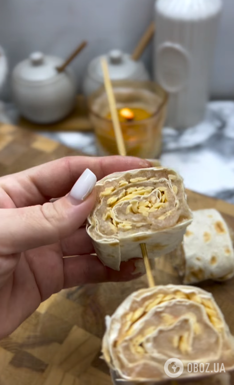 Ленивый перекус из лаваша за 15 минут: добавьте фарш и много сыра