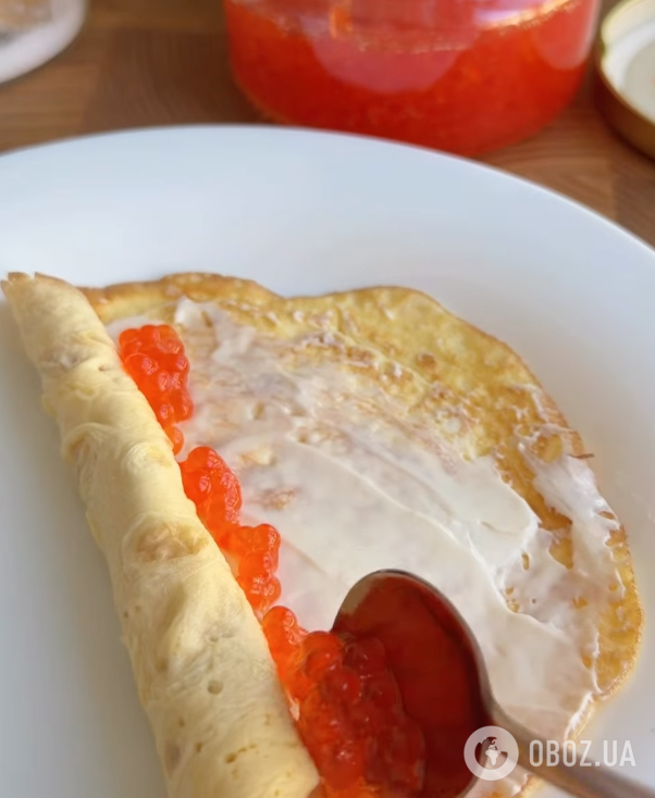 Лучше, чем на молоке: тонкие и эластичные блины из яиц и сметаны за 10 минут