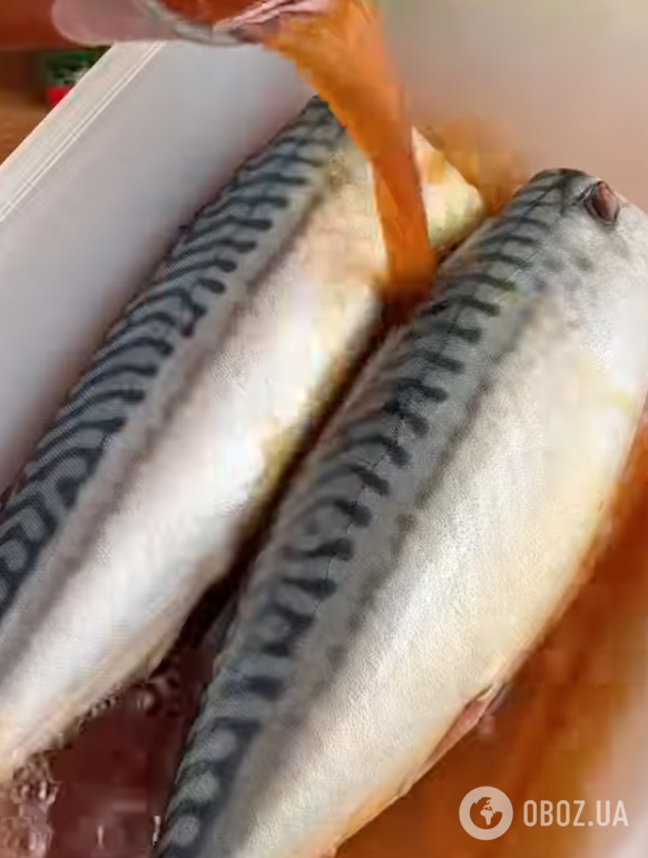 На смак як копчена: розповідаємо, як смачно замаринувати скумбрію за допомогою одного інгредієнта