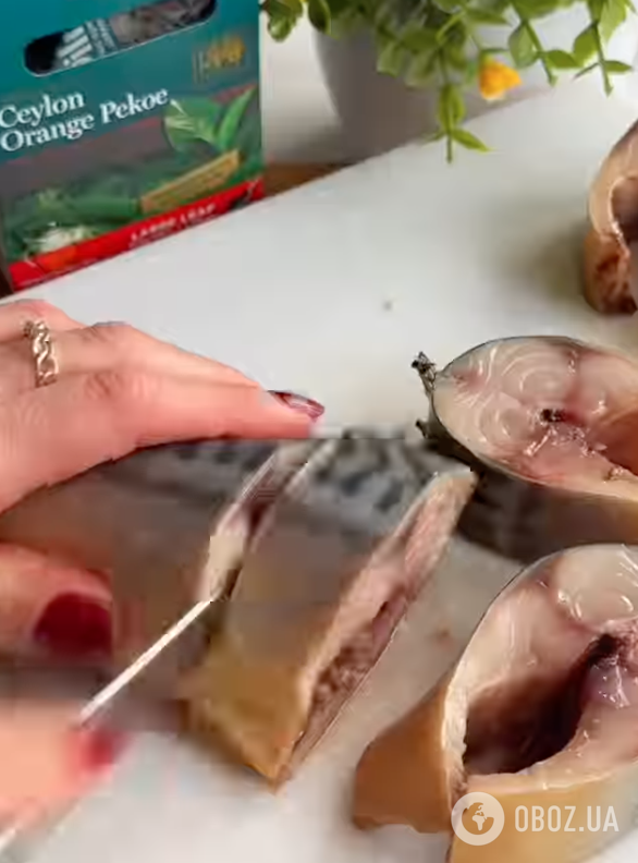 На смак як копчена: розповідаємо, як смачно замаринувати скумбрію за допомогою одного інгредієнта