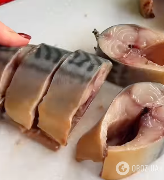 На смак як копчена: розповідаємо, як смачно замаринувати скумбрію за допомогою одного інгредієнта