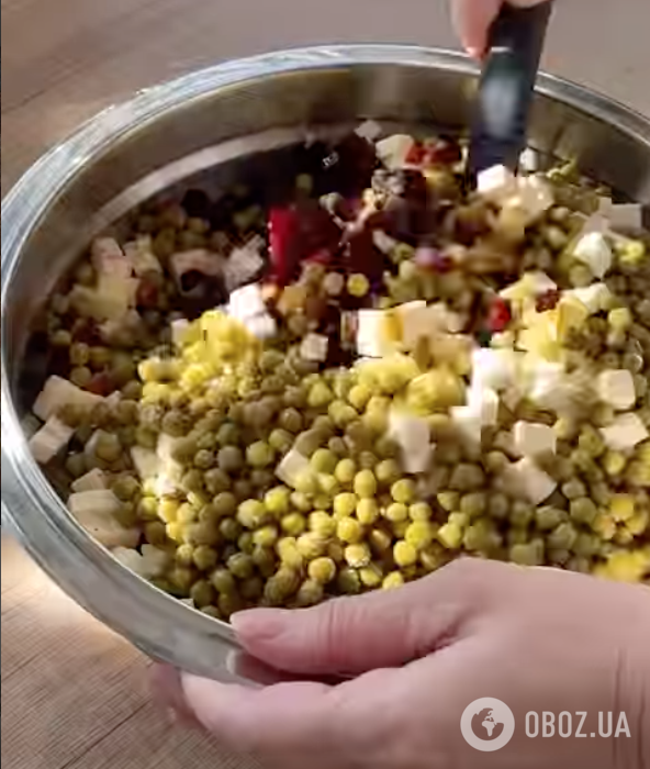 Смачніше, ніж вінегрет: корисний і смачний салат із буряка з горошком і плавленим сиром