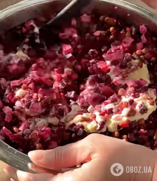 Смачніше, ніж вінегрет: корисний і смачний салат із буряка з горошком і плавленим сиром