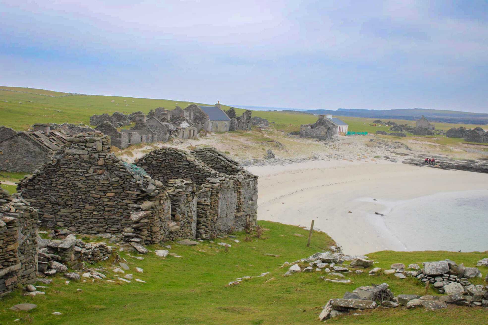 У берегов Ирландии есть заброшенные острова: почему там никто не живет уже более 80 лет