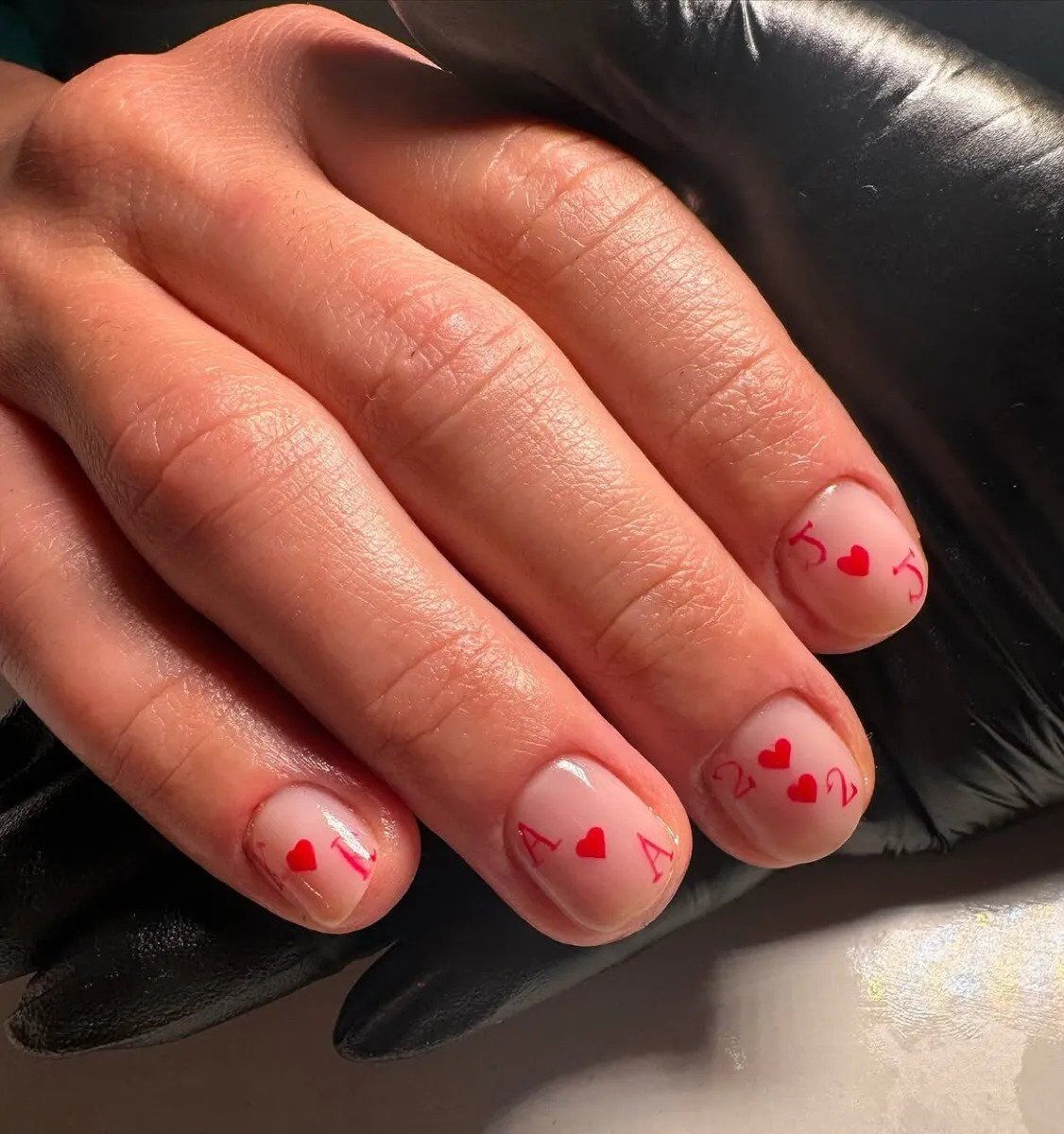 8 идей маникюра на День святого Валентина, в которые невозможно не влюбиться